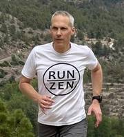 Stuart McLeod running in RUNZEN shirt