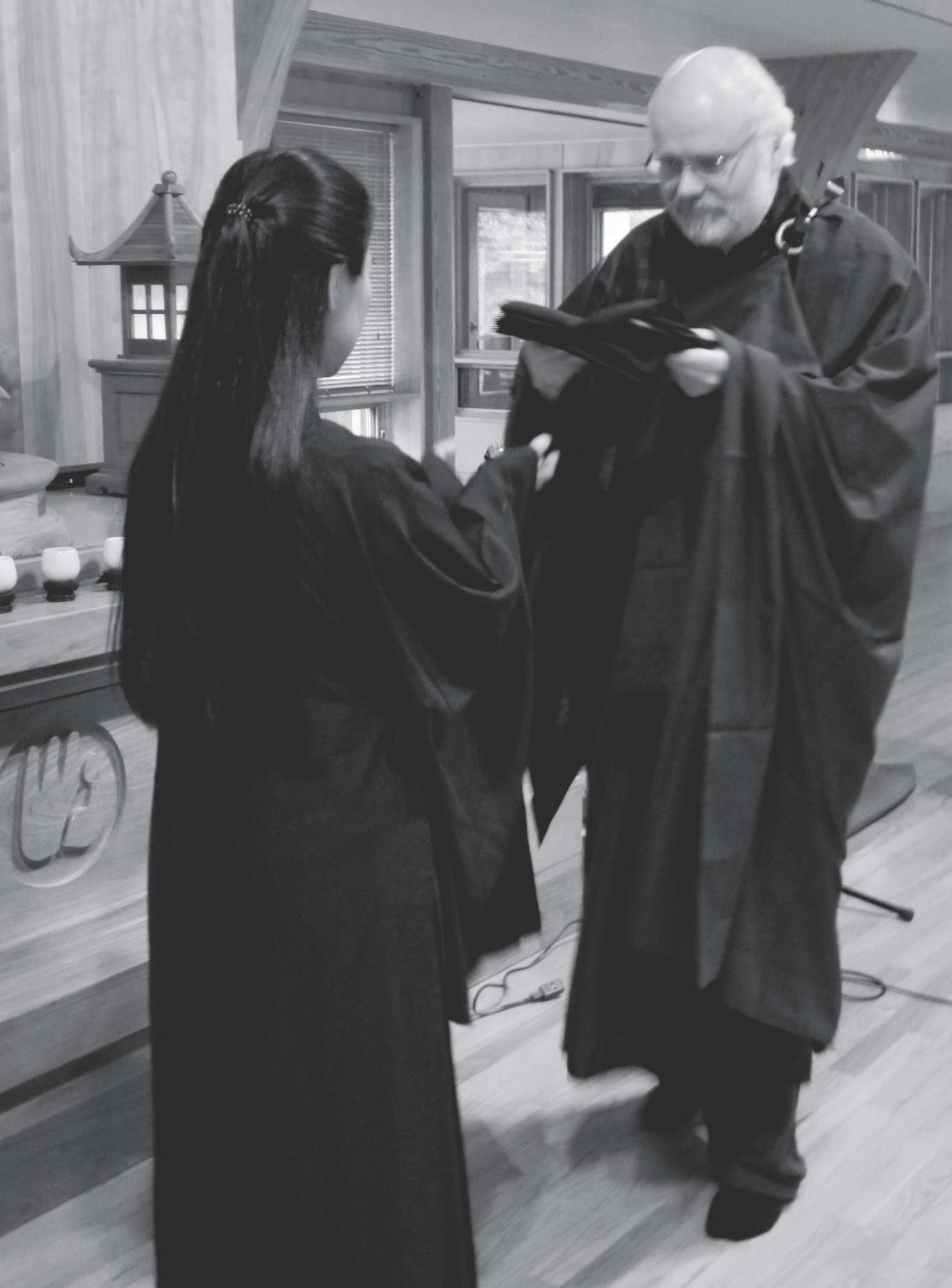 Rebecca Li receiving the transmission robe from Simon Child